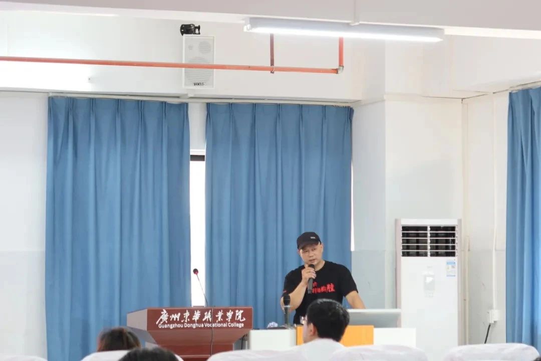 东华大讲堂1.jpg 东华大讲堂1.jpg