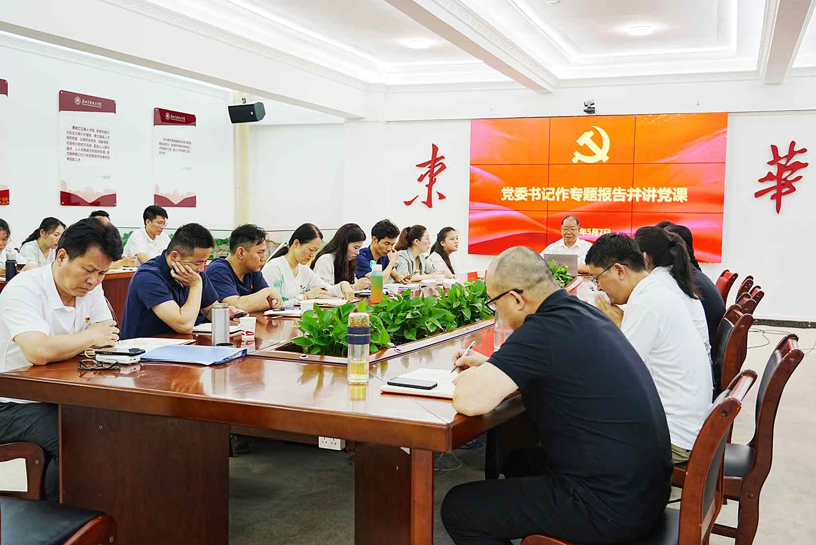 书记2.jpg 书记2.jpg