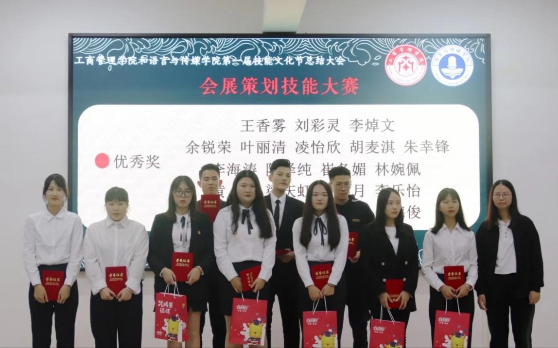 辅导员为同学颁奖14-2.jpg