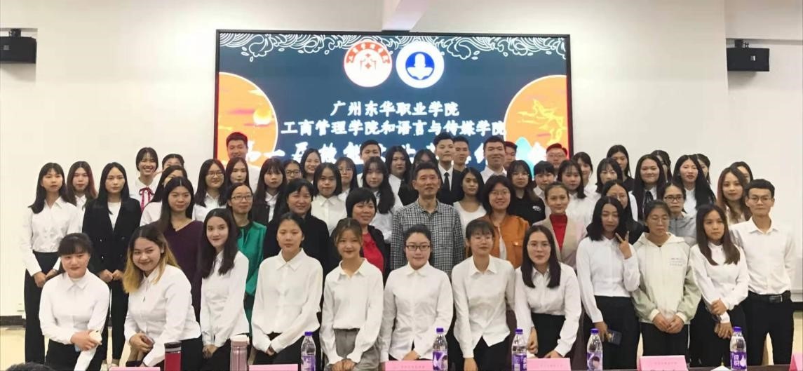 领导、指导老师和获奖同学合影留念16.jpg