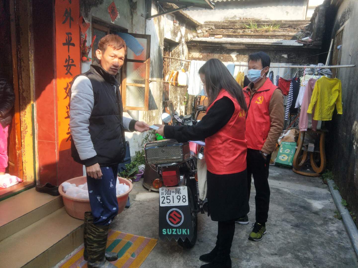 图3：为村民讲述防控措施.jpg