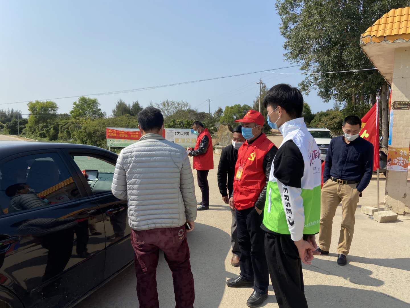 图5：对入村车辆进行消毒.jpg