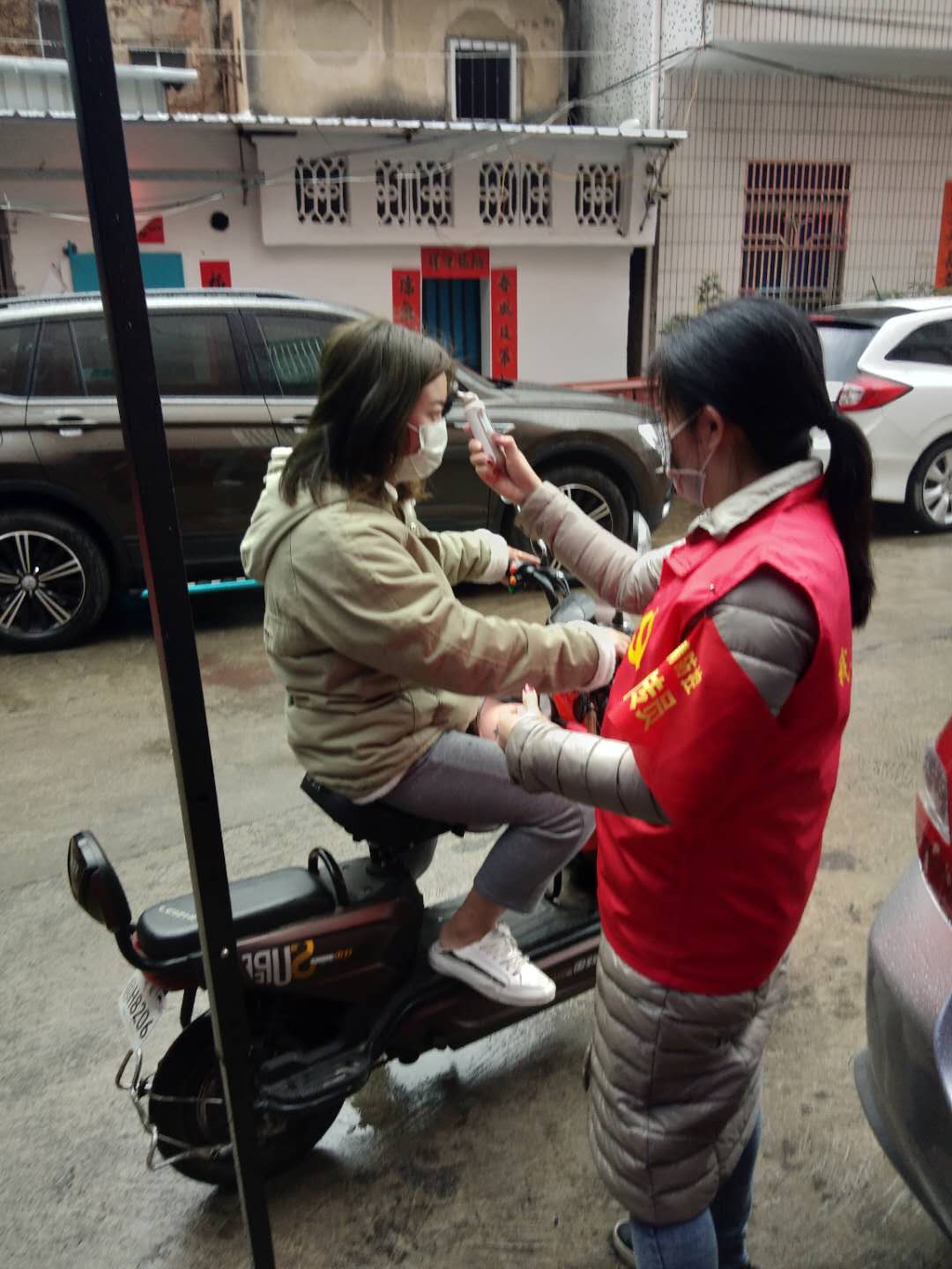 图6：为进出村民测量体温.jpg