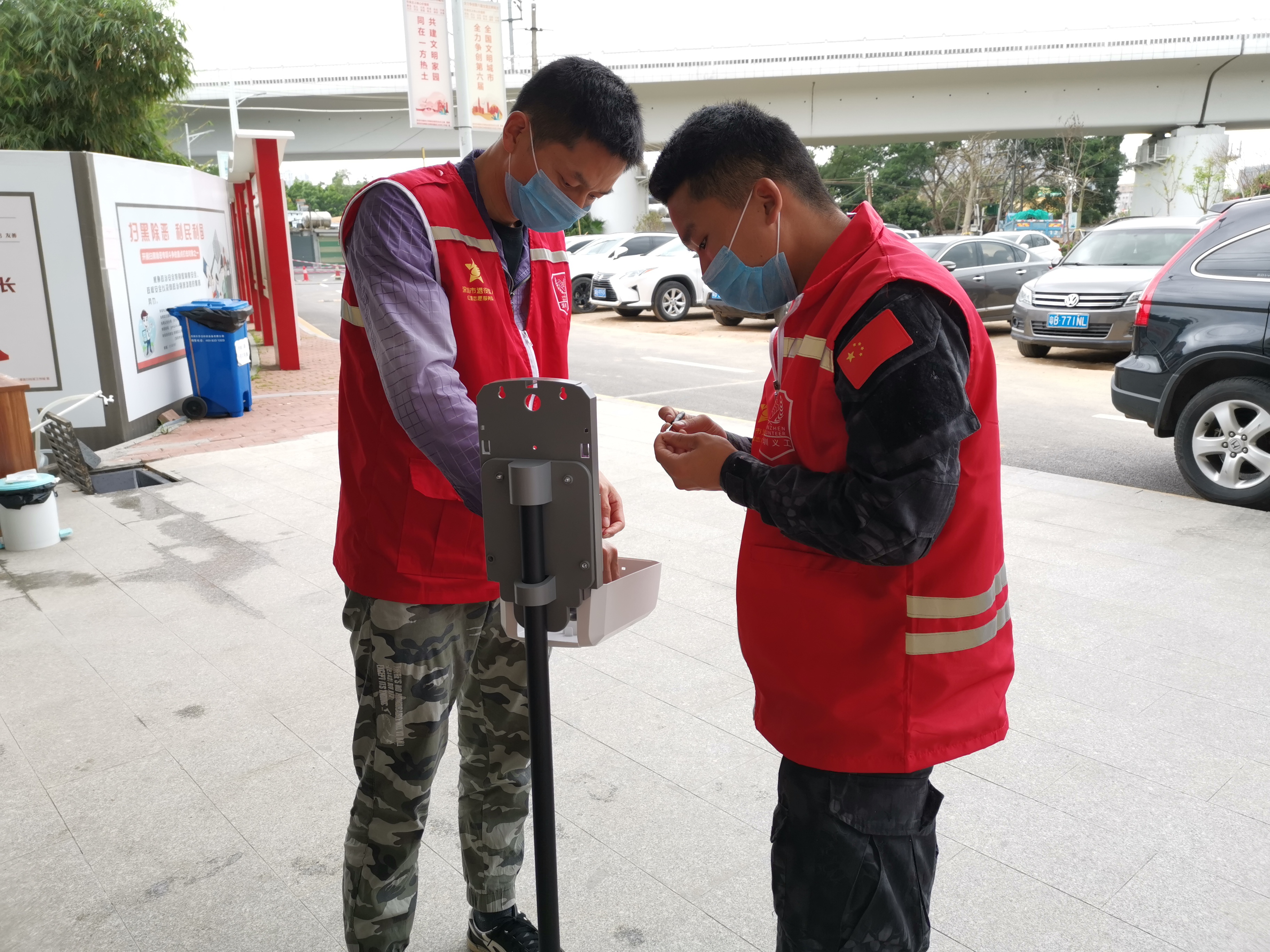 图3：甘伟明同志工作时.jpg