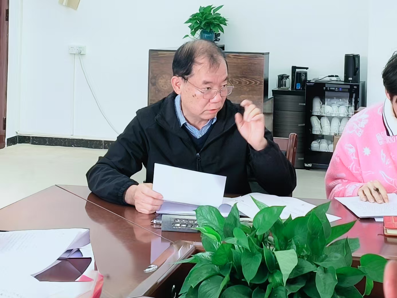 图4郑伟光校长强调年检工作细节.jpg