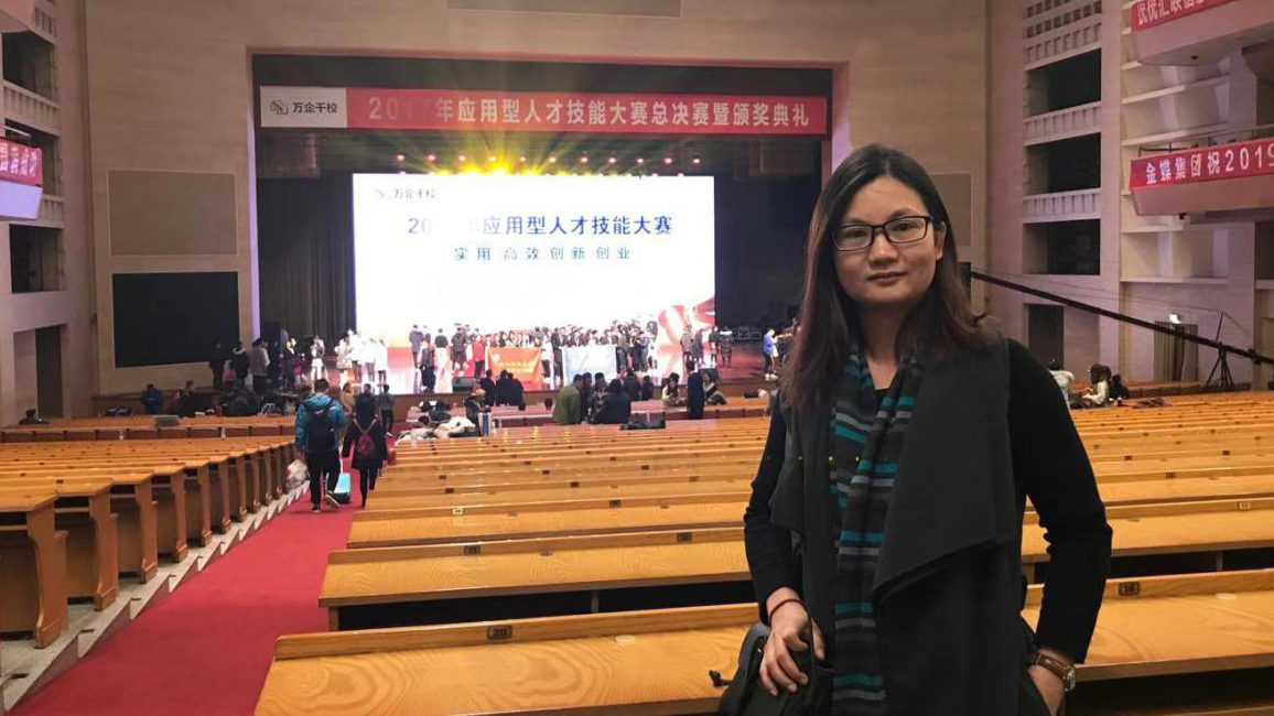 黄灵.jpg