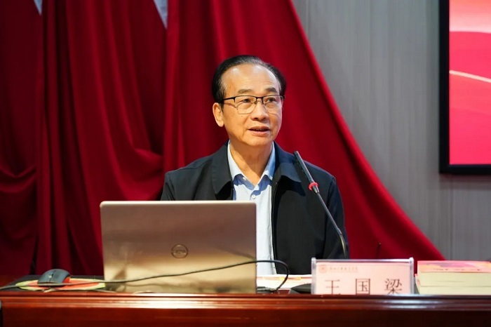 王国梁为师生作专题宣讲（来源：广州东华职业学院）.jpg